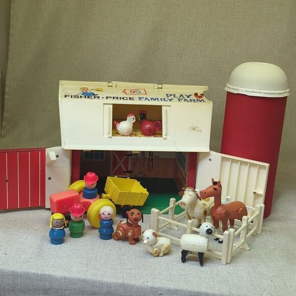#22)Vintage Fisher Price Play Family Farm 915 Little People Barn & silo